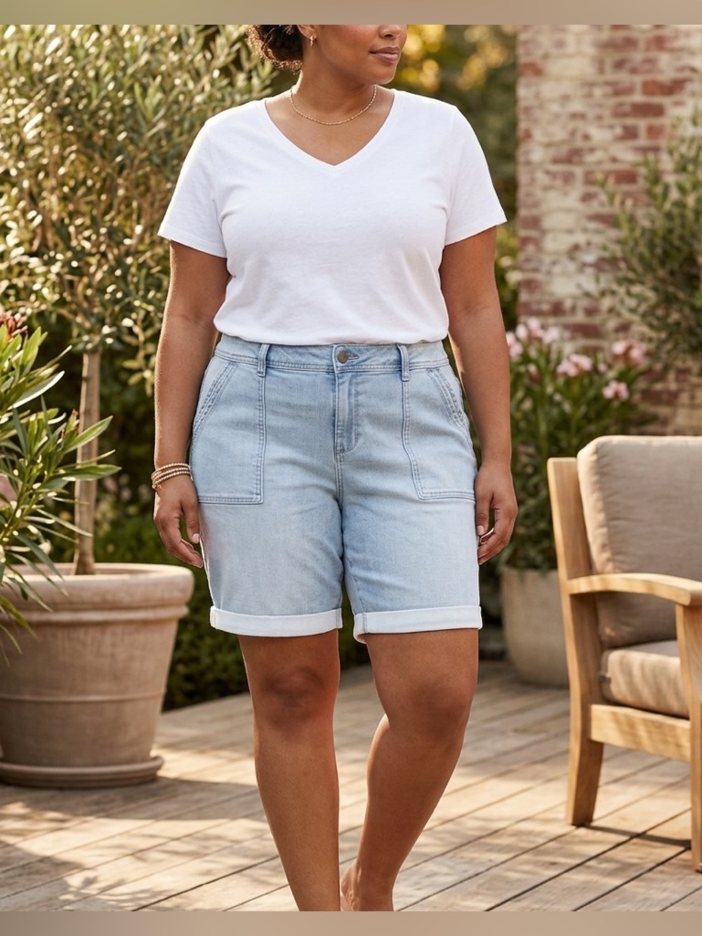 Time & Tru ladies sz 18 Jean shorts. Large front pockets rounded back pockets